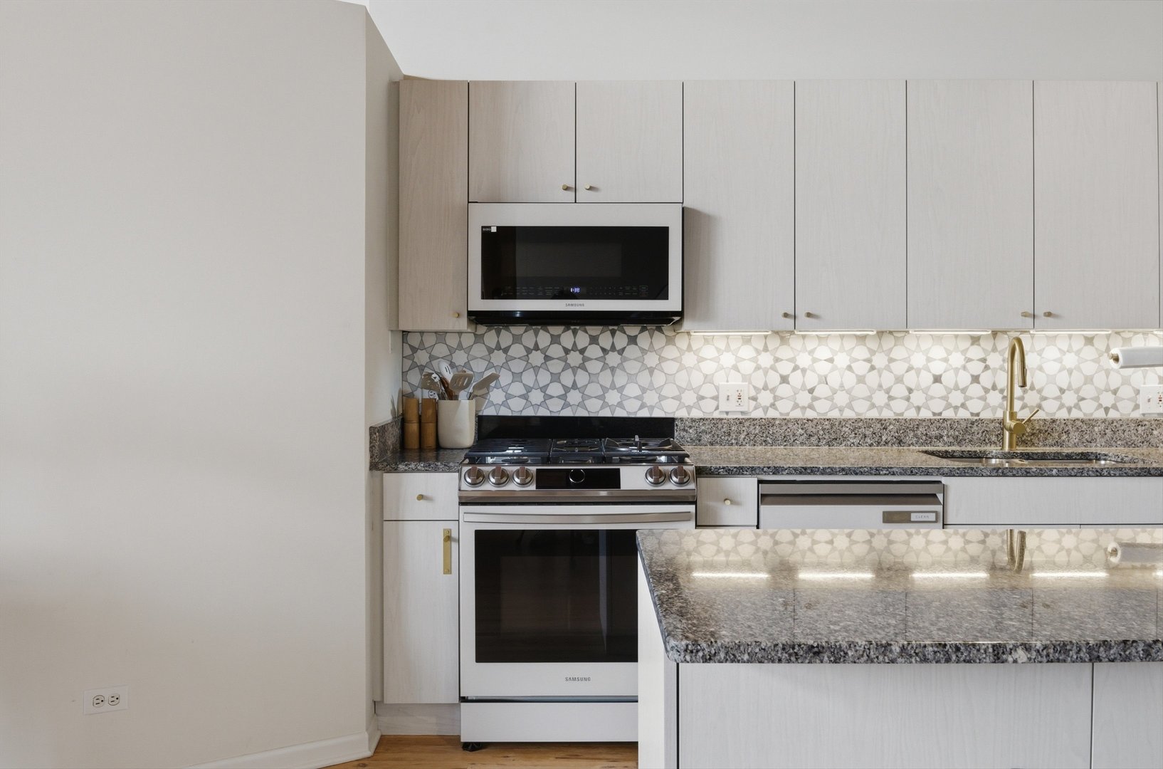 2544 W North Avenue Unit: 2B