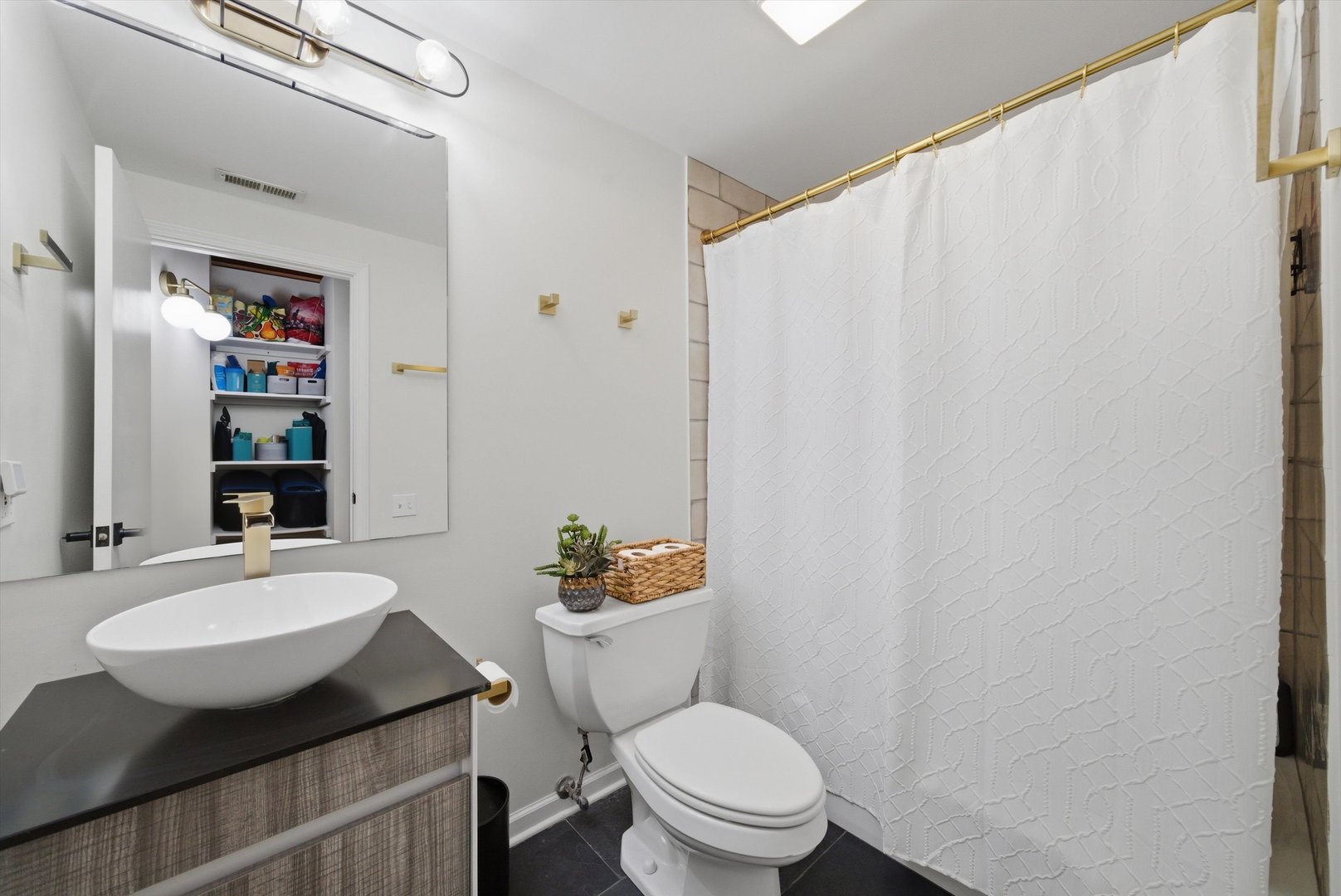 2544 W North Avenue Unit: 2B
