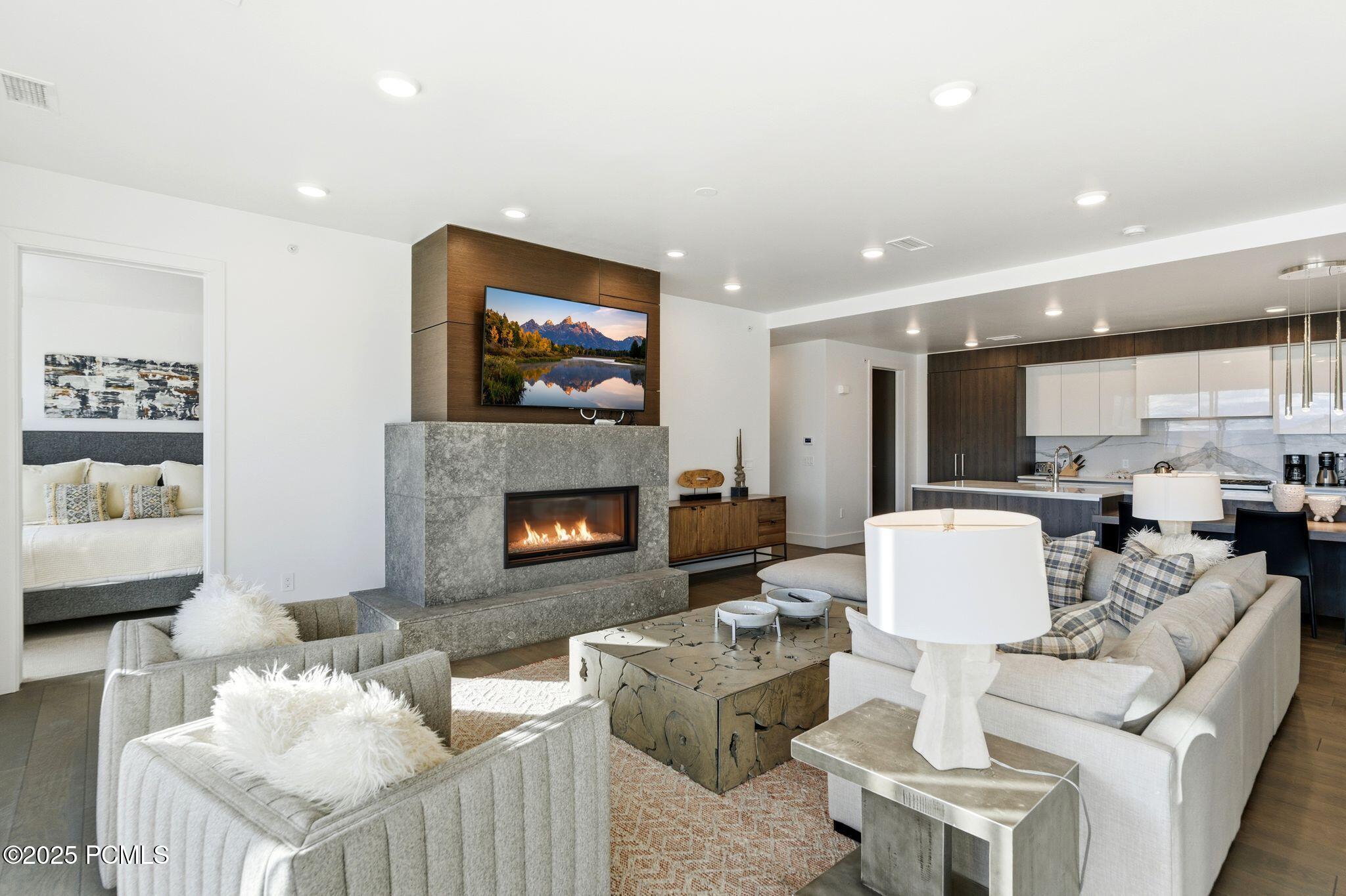 2752 W High Mountain Road, 306