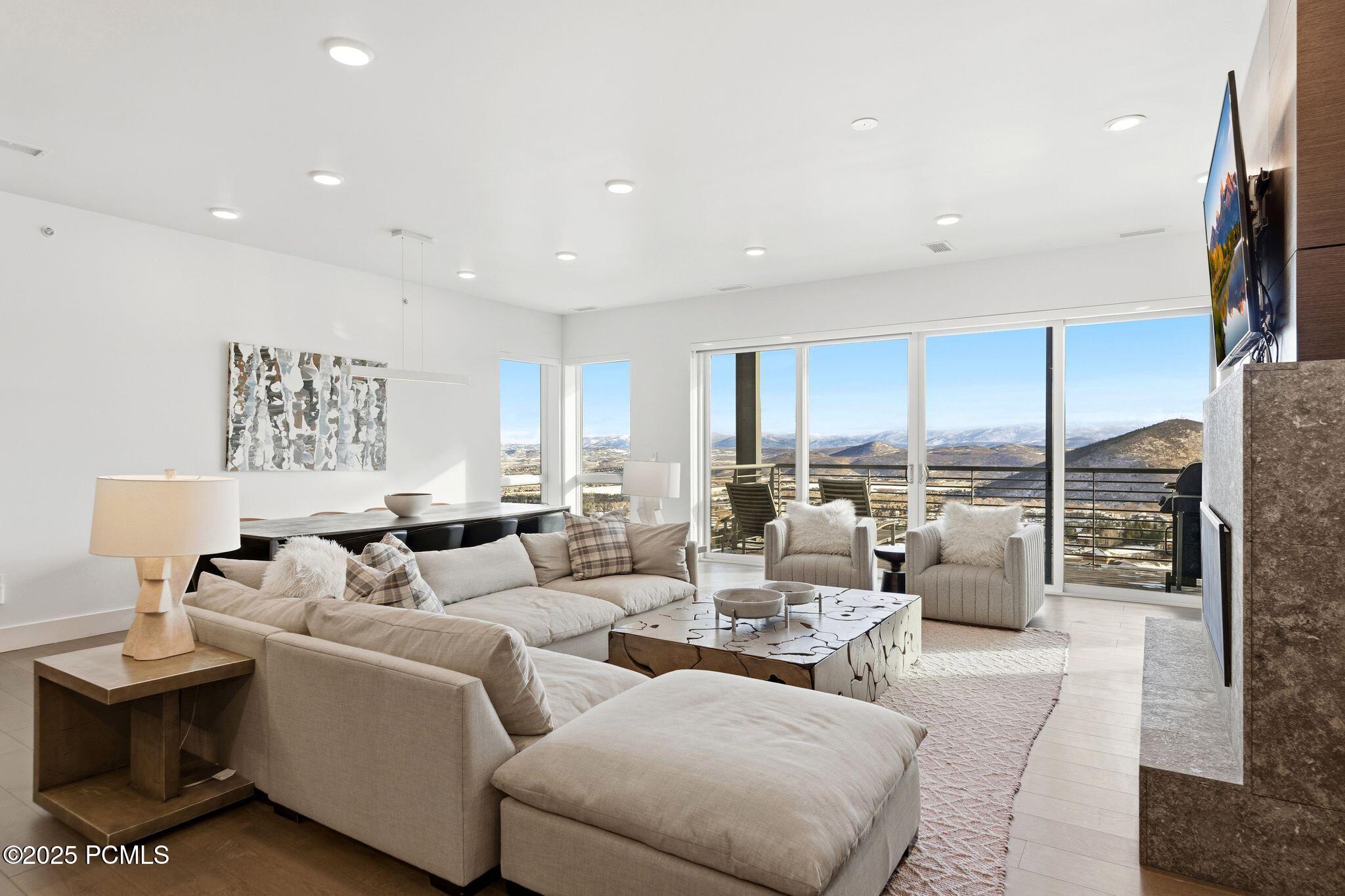 2752 W High Mountain Road, 306