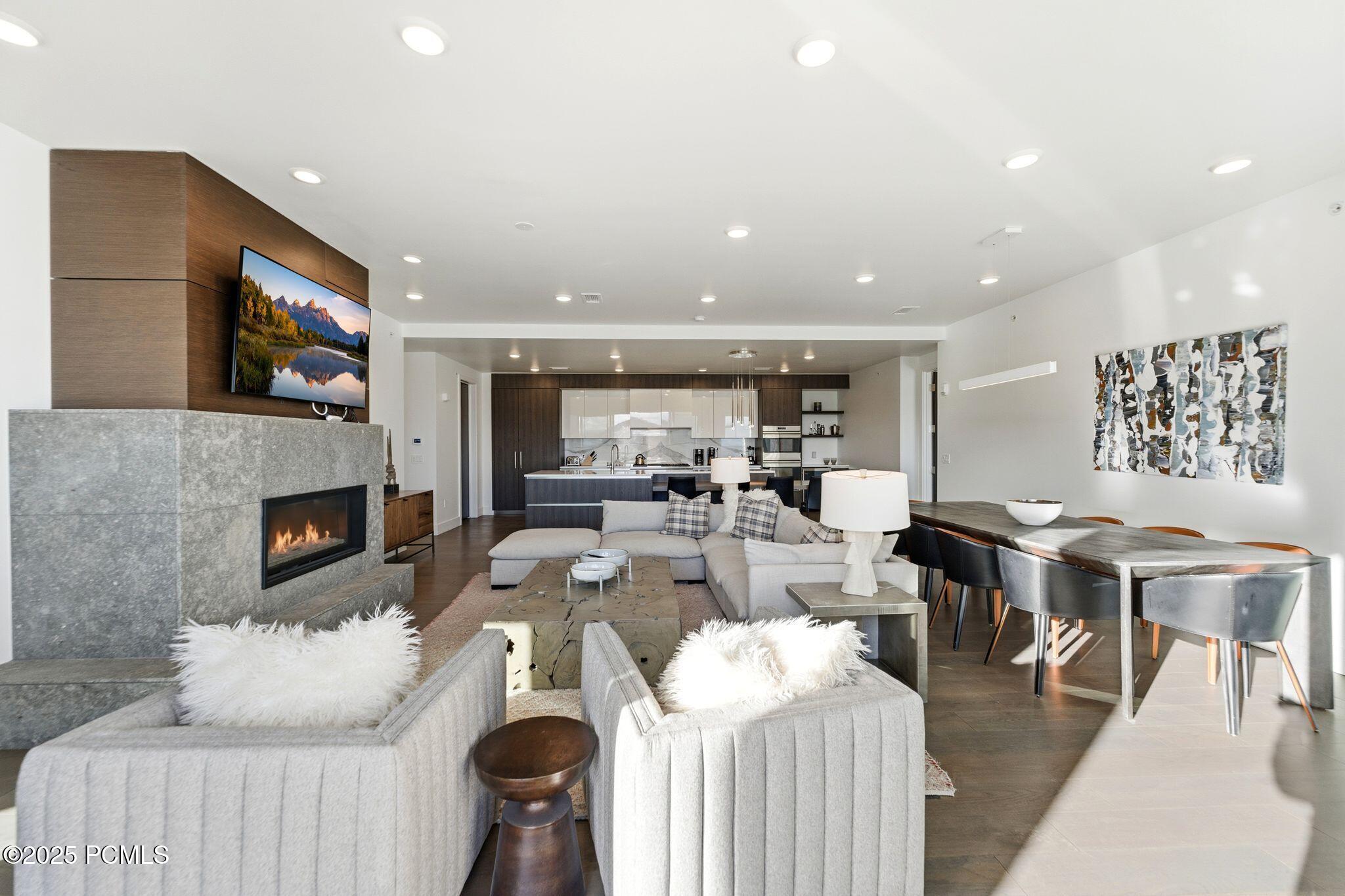 2752 W High Mountain Road, 306