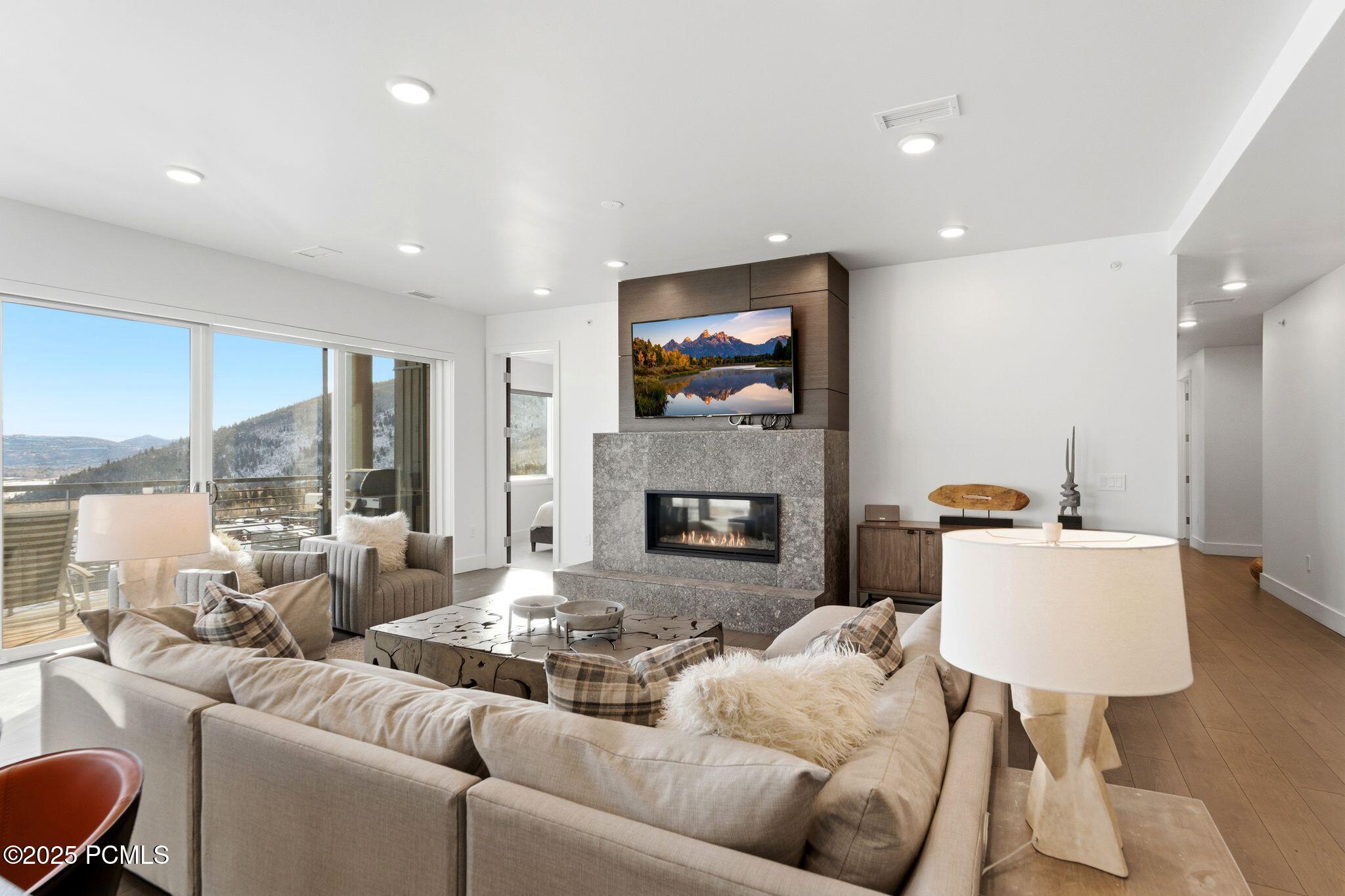 2752 W High Mountain Road, 306