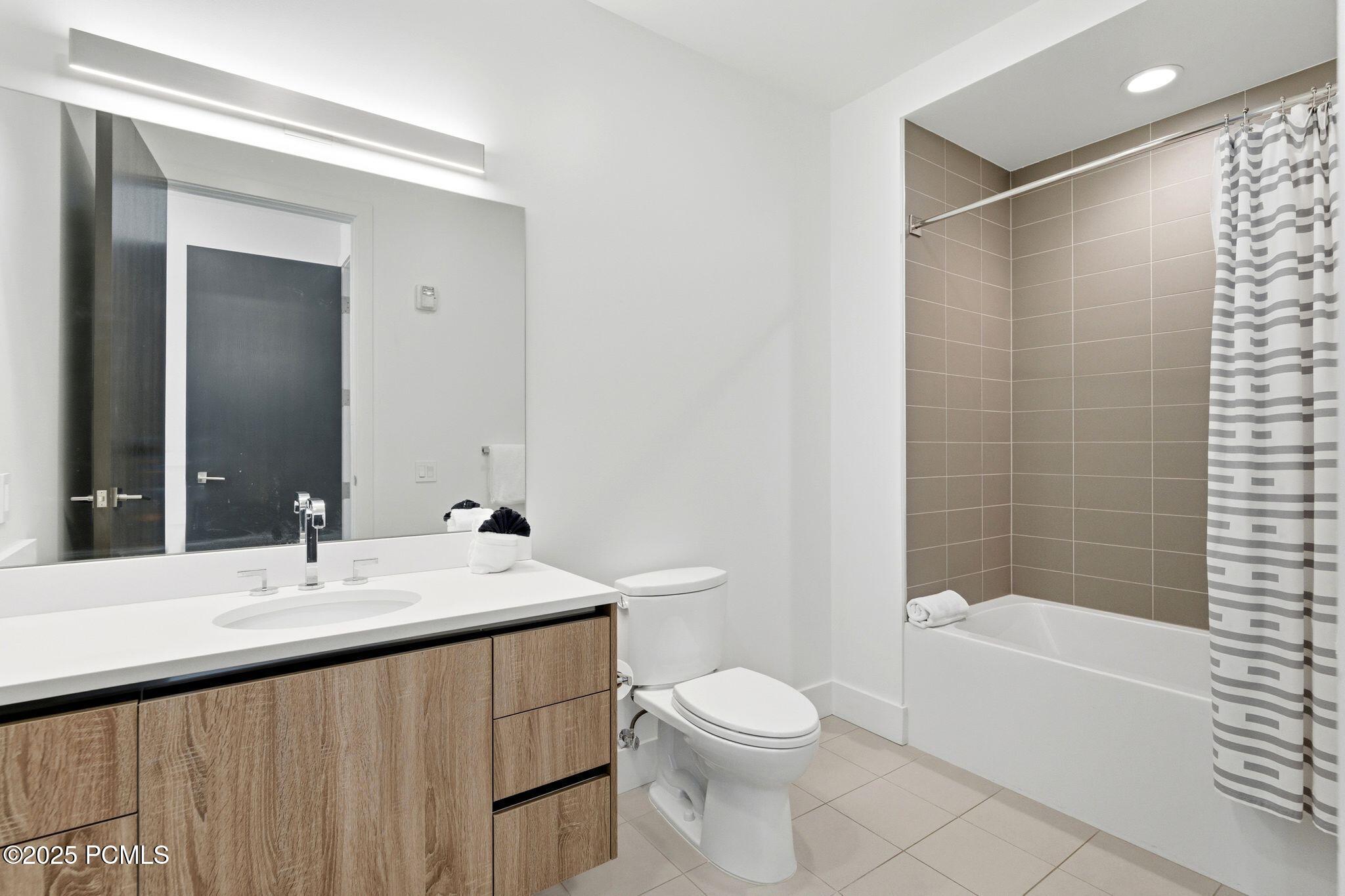 2752 W High Mountain Road, 306