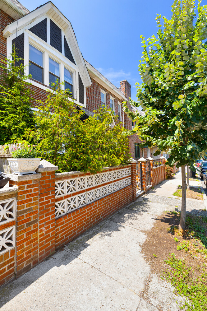 138 WAKEMAN Place