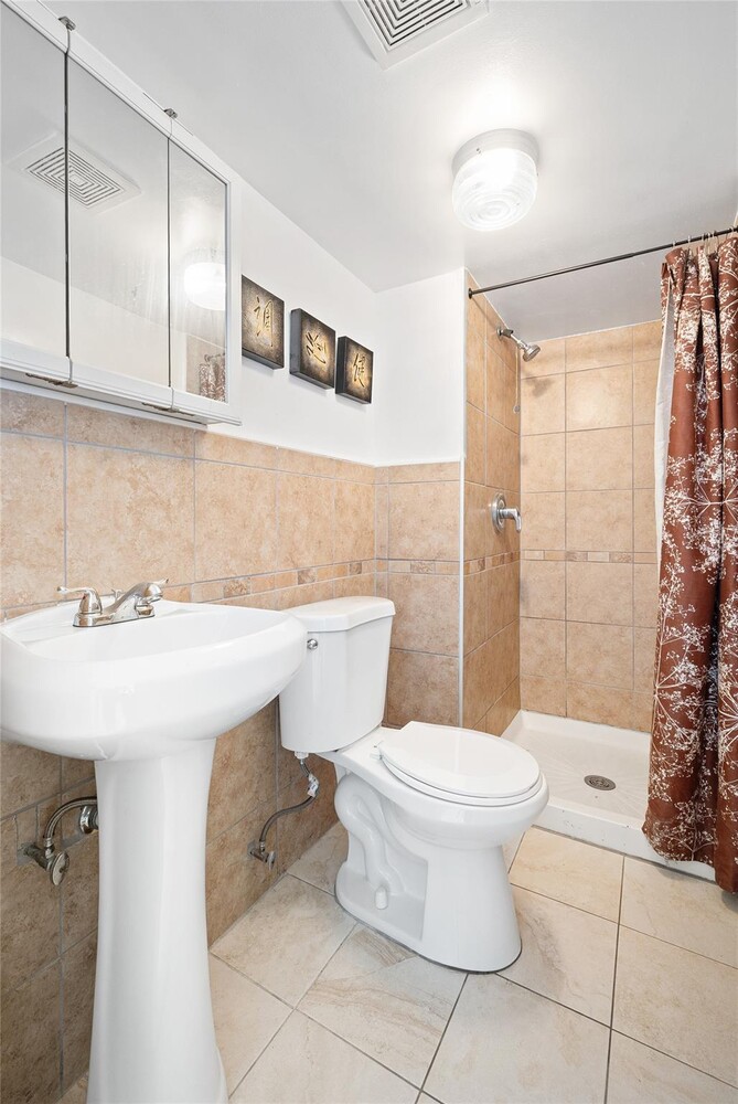 138 WAKEMAN Place