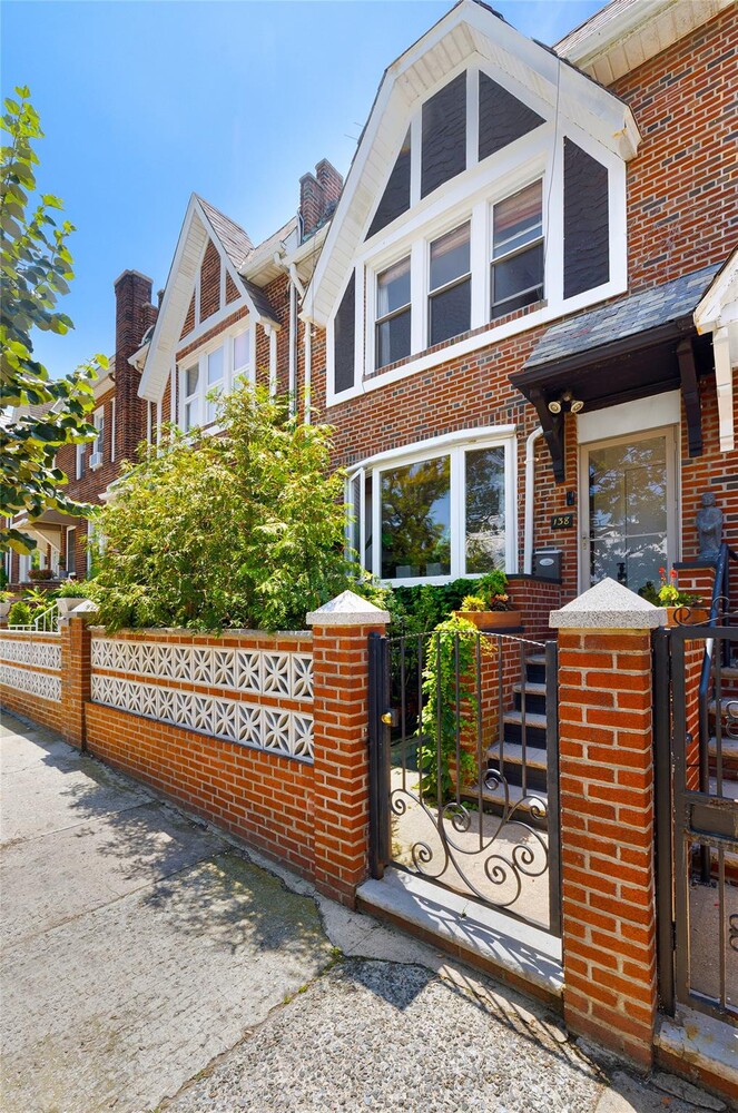 138 WAKEMAN Place