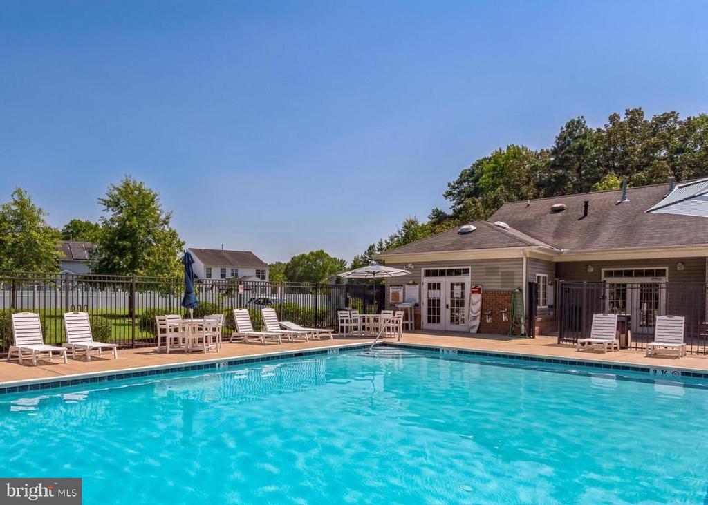 1915 Blue Heron Dr