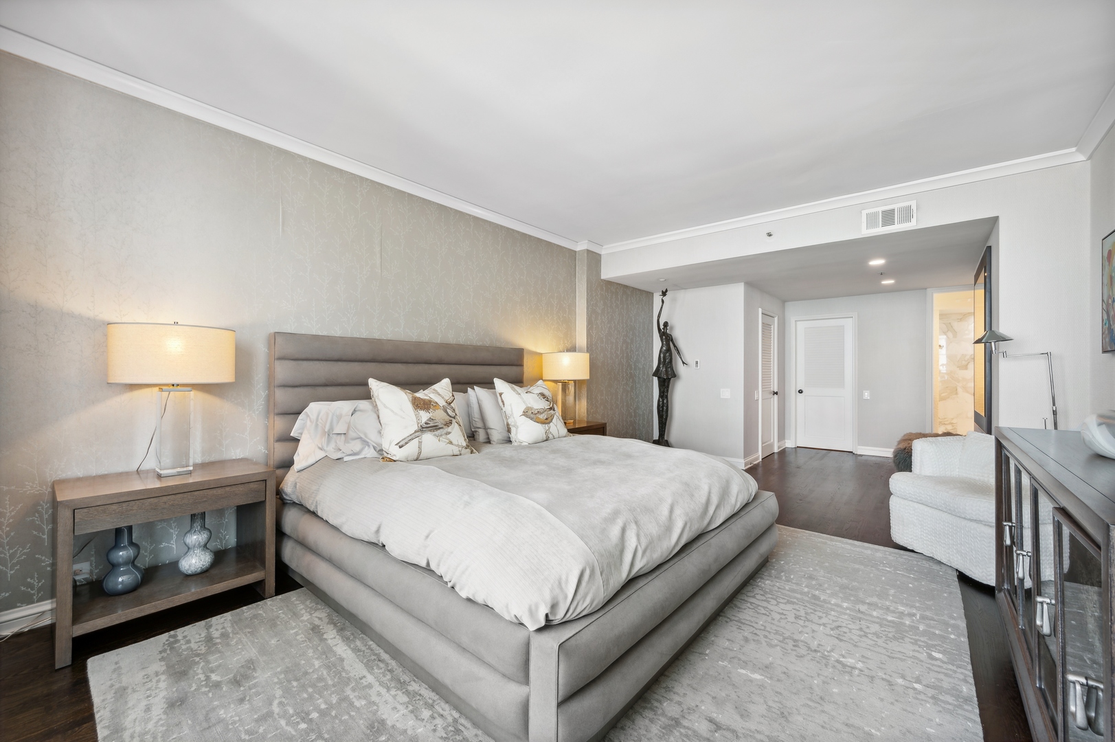 180 E PEARSON Street Unit: 5203