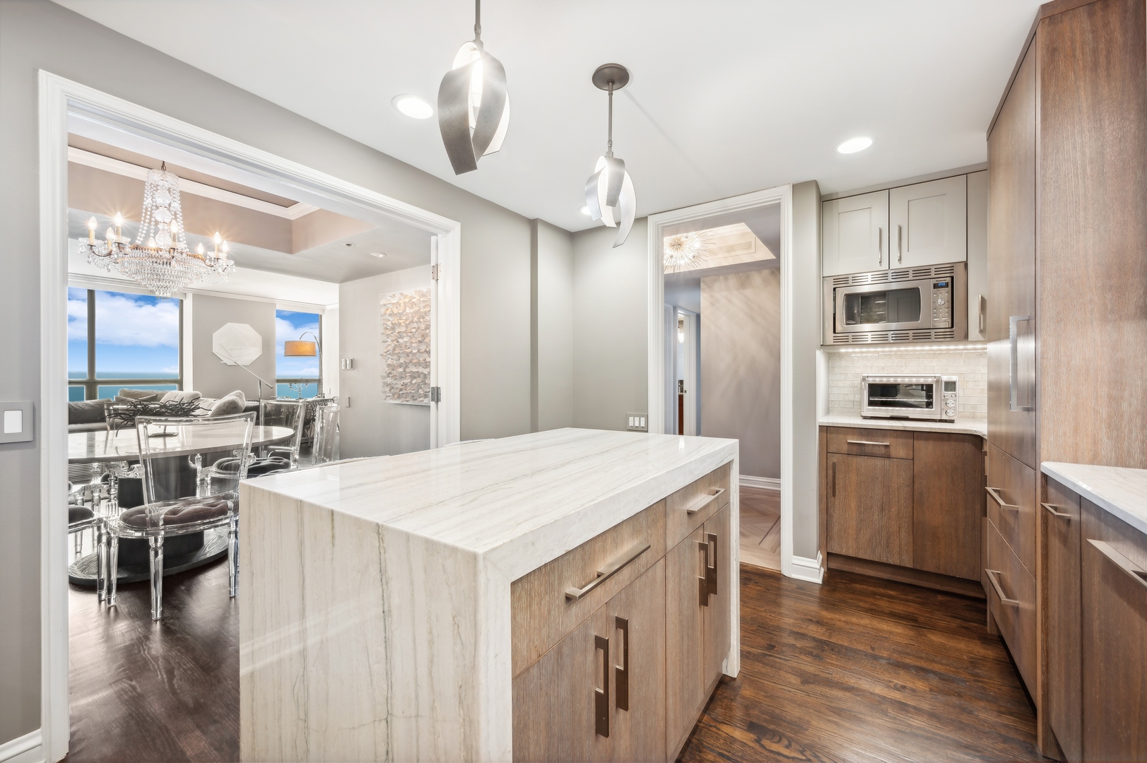 180 E PEARSON Street Unit: 5203