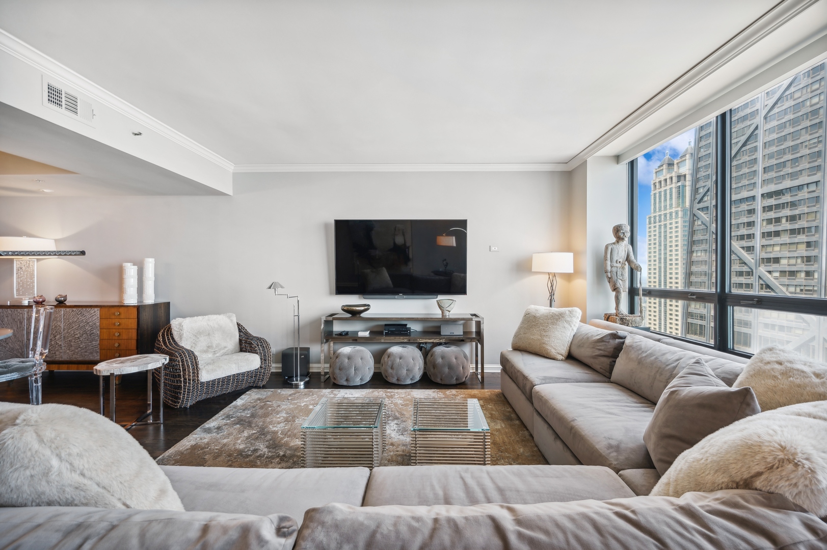 180 E PEARSON Street Unit: 5203