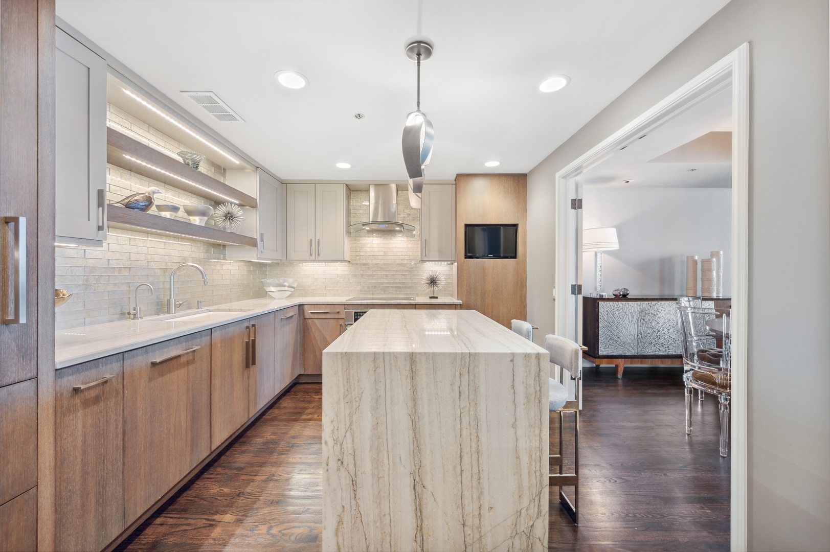 180 E PEARSON Street Unit: 5203