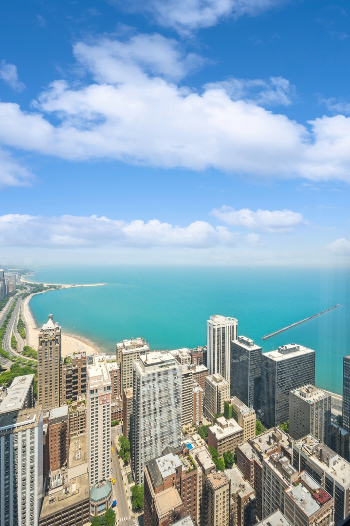 180 E PEARSON Street Unit: 5203