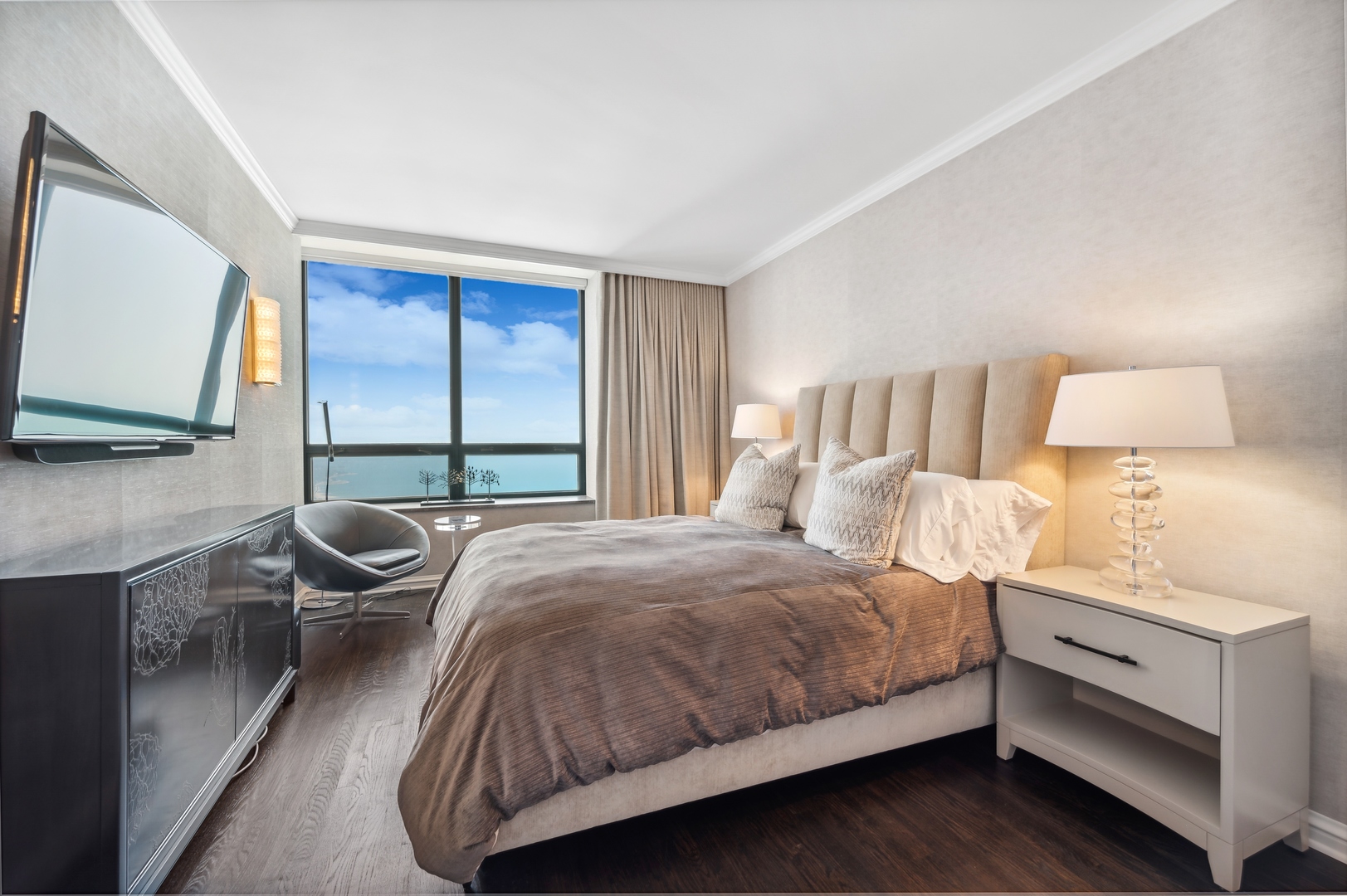 180 E PEARSON Street Unit: 5203