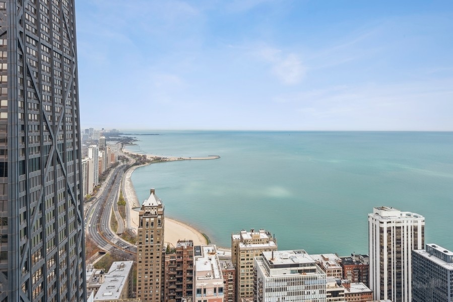 180 E PEARSON Street Unit: 5203