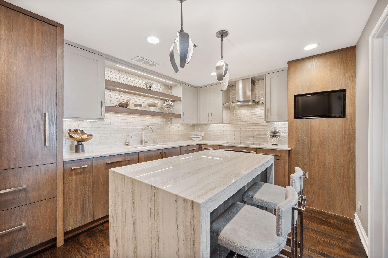 180 E PEARSON Street Unit: 5203