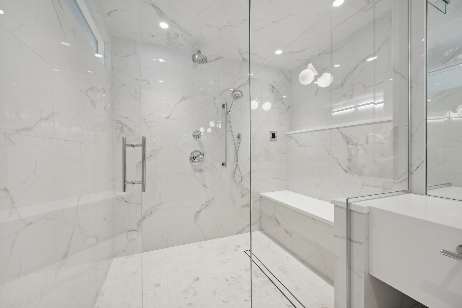 180 E PEARSON Street Unit: 5805