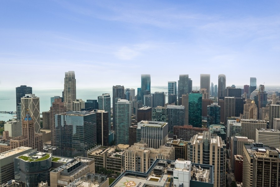 180 E PEARSON Street Unit: 5805