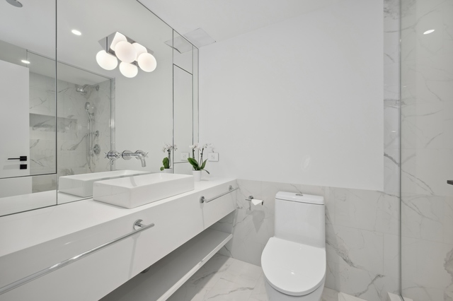 180 E PEARSON Street Unit: 5805