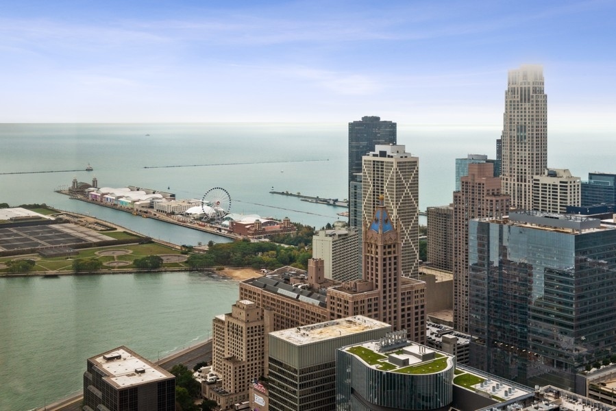 180 E PEARSON Street Unit: 5805