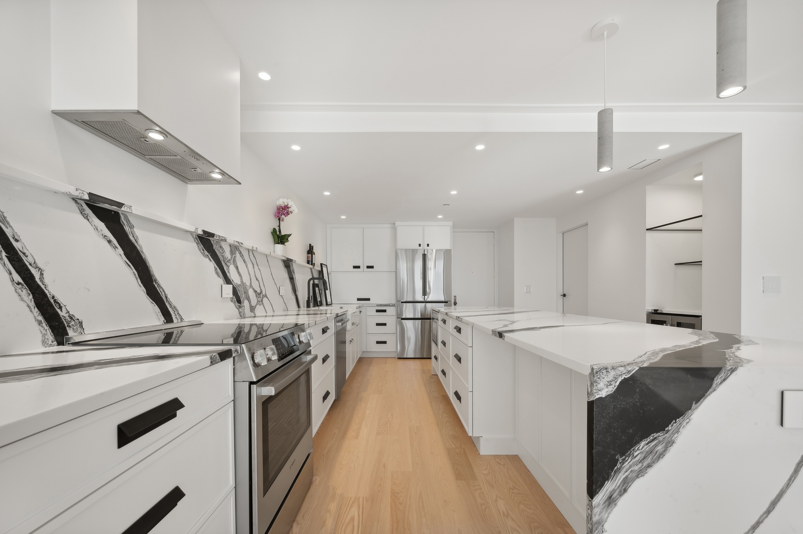 180 E PEARSON Street Unit: 5805