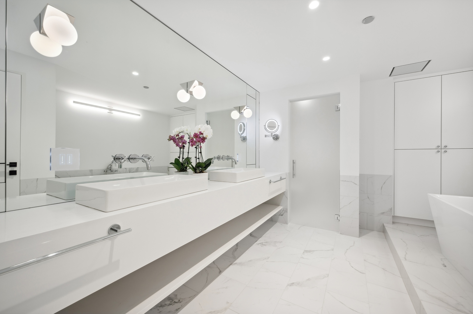 180 E PEARSON Street Unit: 5805