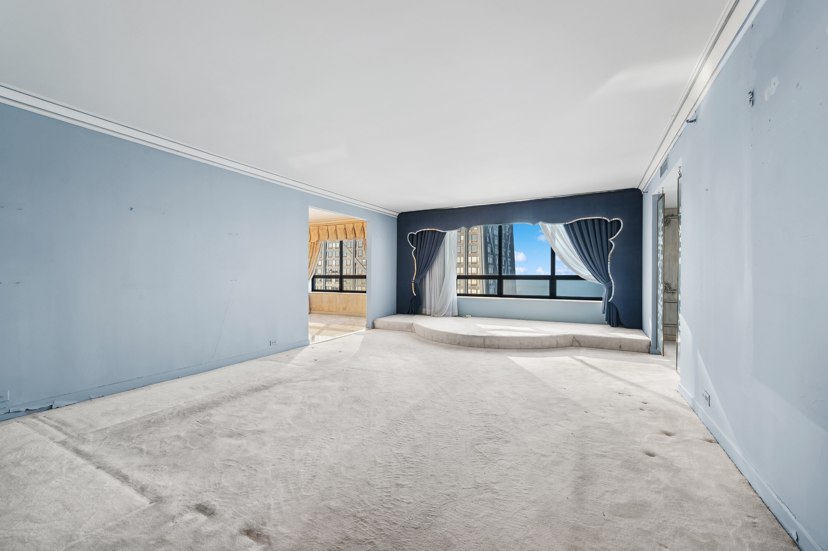 180 E PEARSON Street Unit: 7002