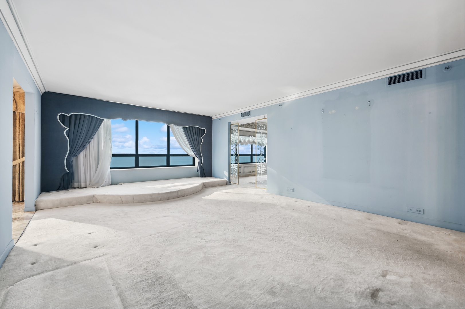 180 E PEARSON Street Unit: 7002