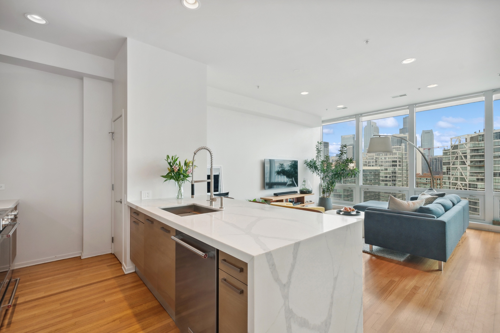 500 W SUPERIOR Street Unit: 1709