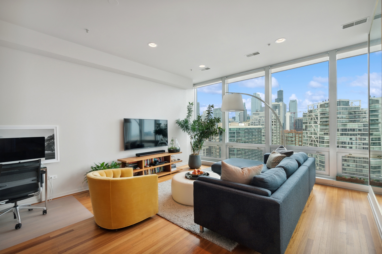 500 W SUPERIOR Street Unit: 1709