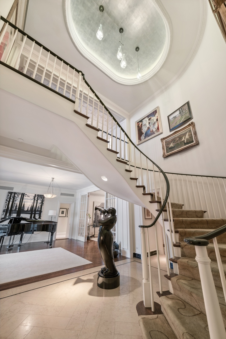 199 E LAKE SHORE Drive Unit: 10-11E