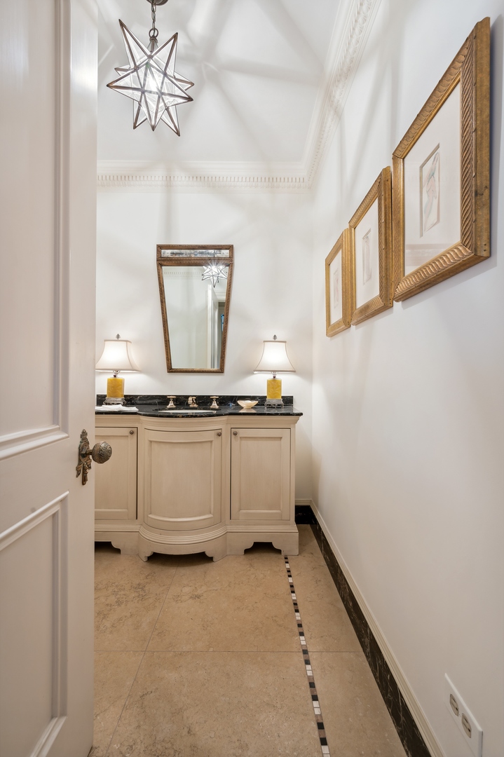 199 E LAKE SHORE Drive Unit: 10-11E