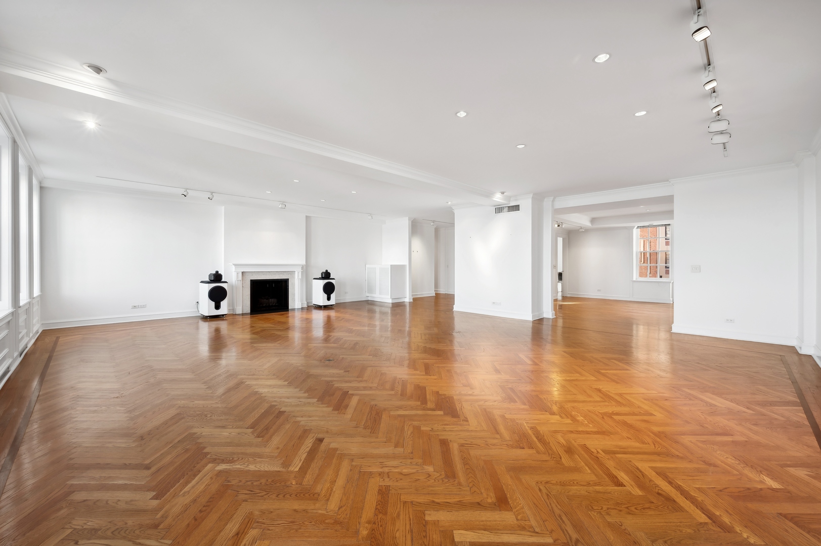 219 E Lake Shore Drive Unit: 6AB