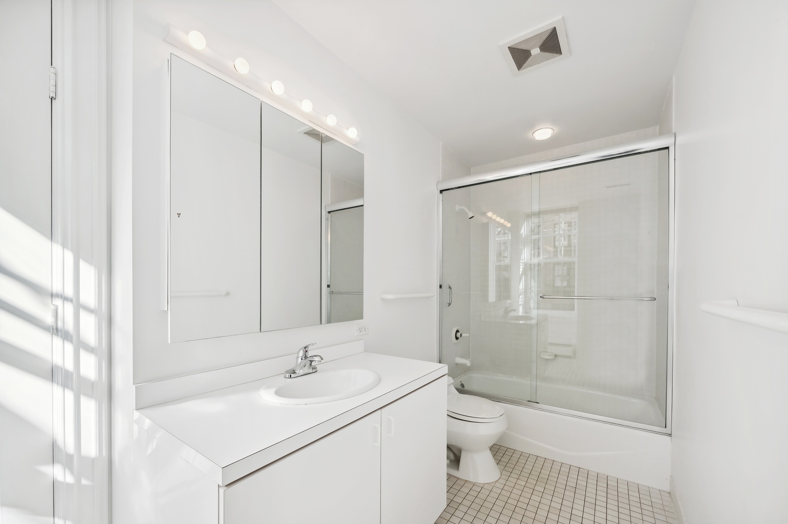 219 E Lake Shore Drive Unit: 6AB