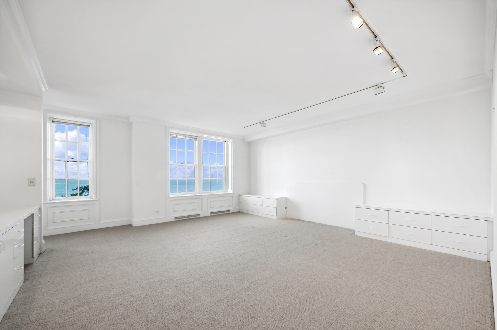 219 E Lake Shore Drive Unit: 6AB