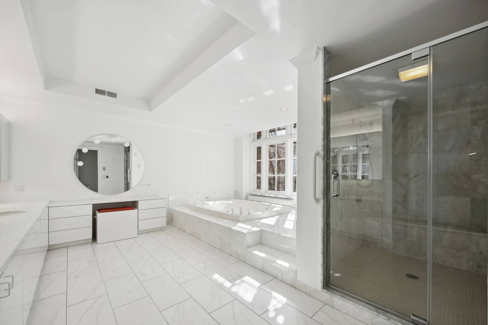 219 E Lake Shore Drive Unit: 6AB