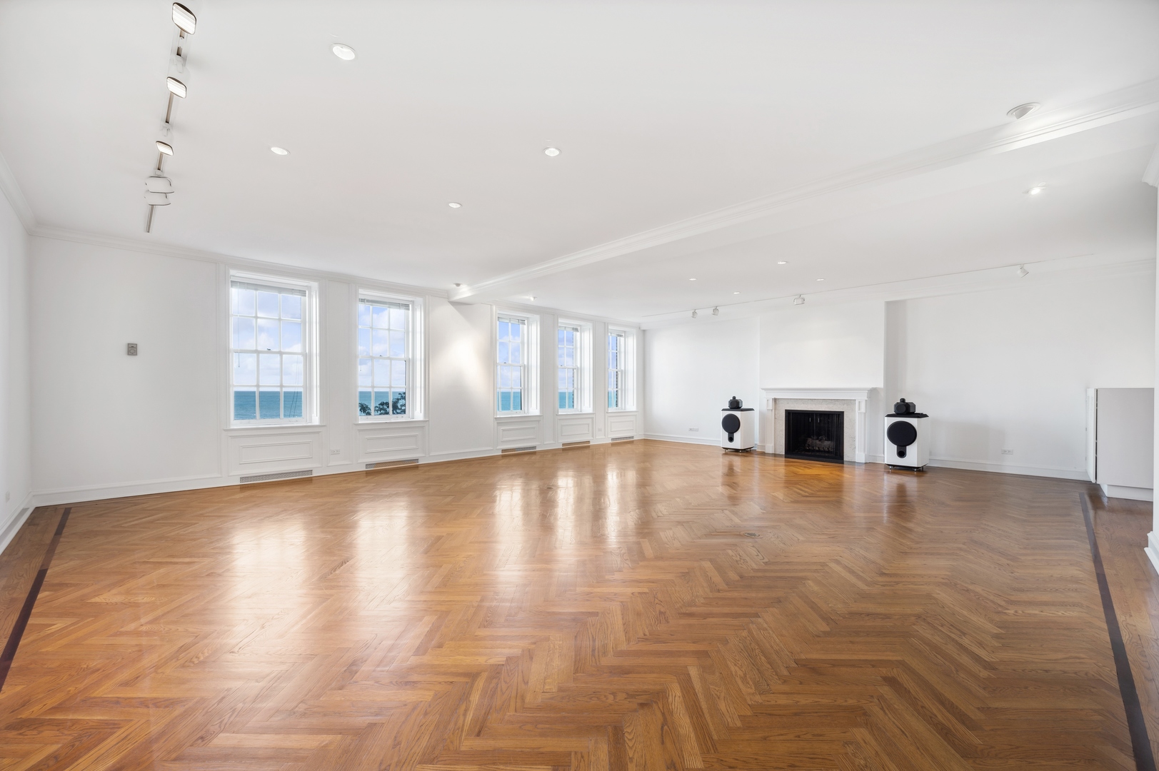 219 E Lake Shore Drive Unit: 6AB