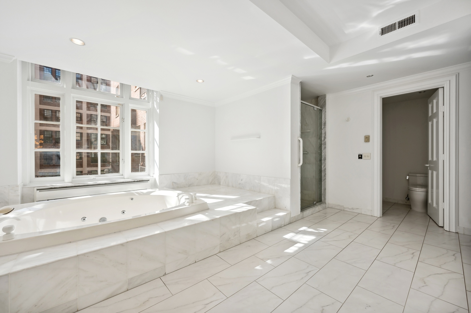 219 E Lake Shore Drive Unit: 6AB