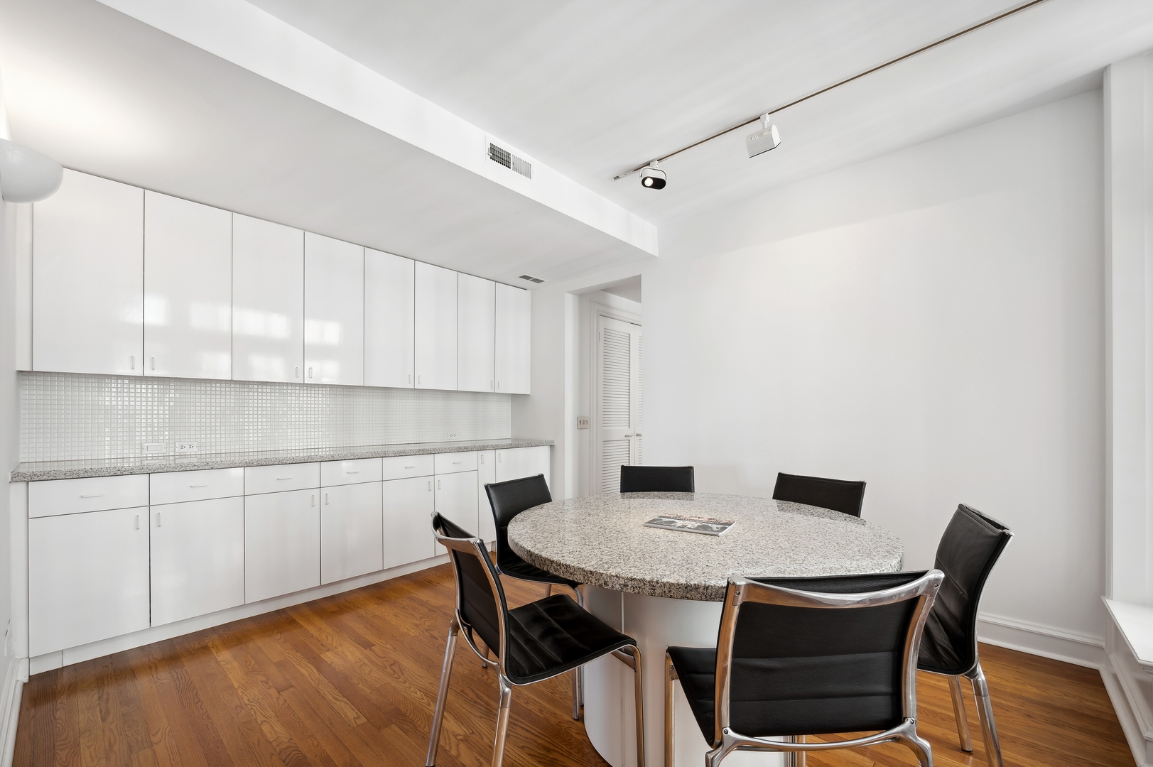 219 E Lake Shore Drive Unit: 6AB