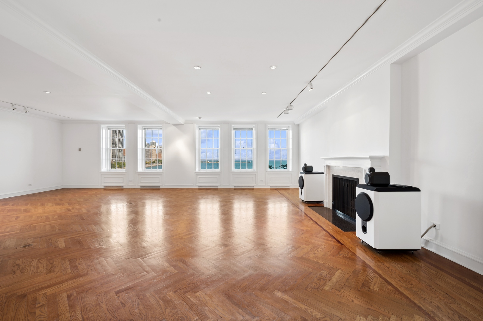 219 E Lake Shore Drive Unit: 6AB