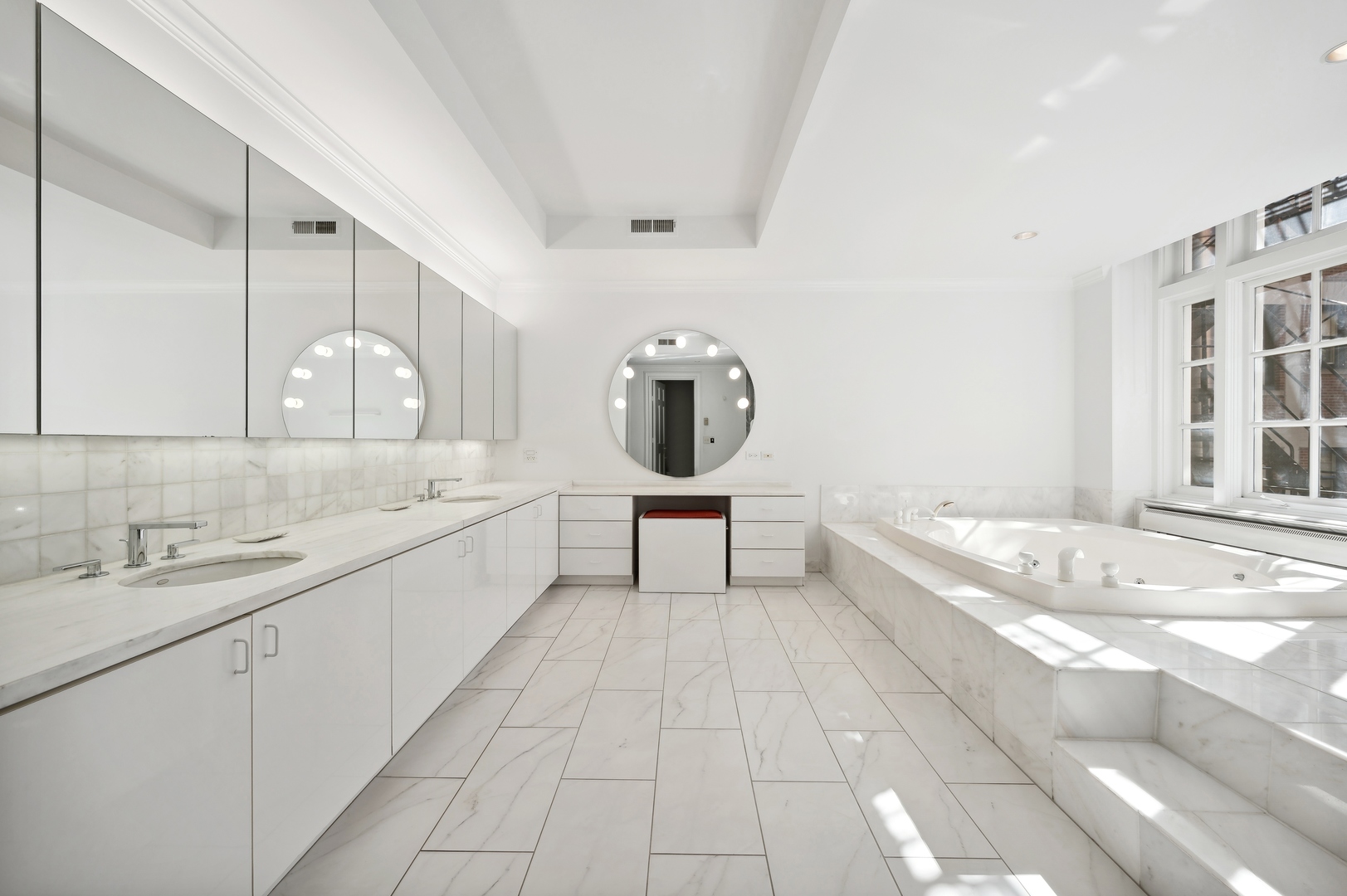 219 E Lake Shore Drive Unit: 6AB