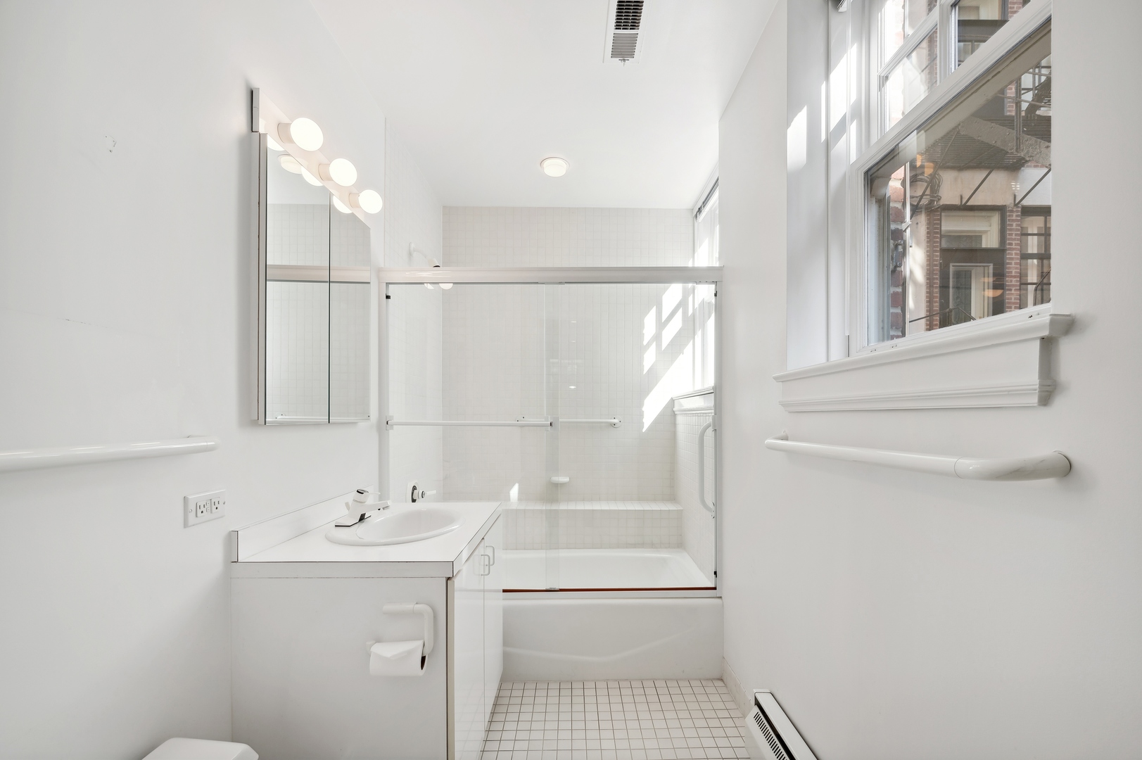 219 E Lake Shore Drive Unit: 6AB