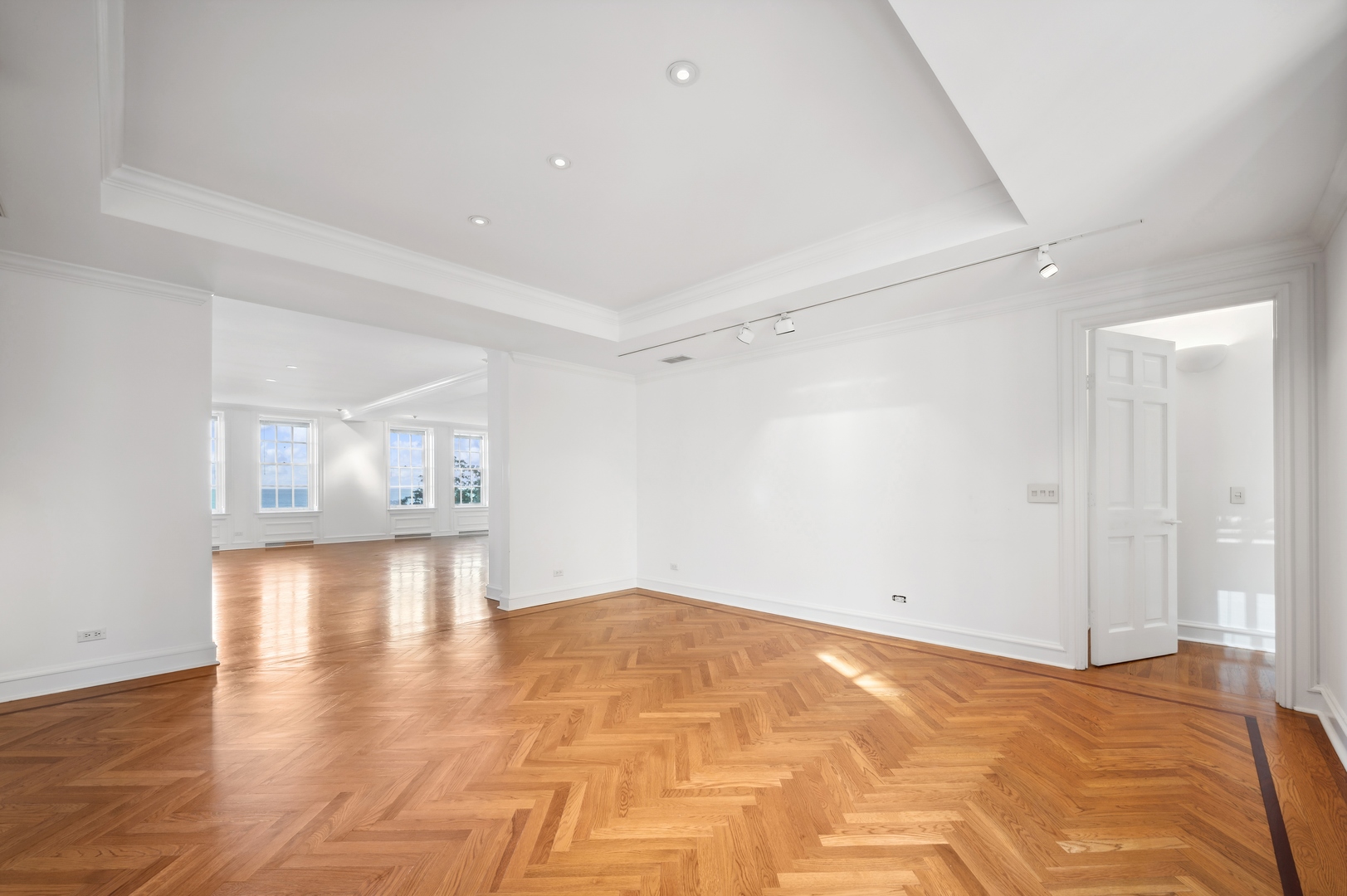 219 E Lake Shore Drive Unit: 6AB