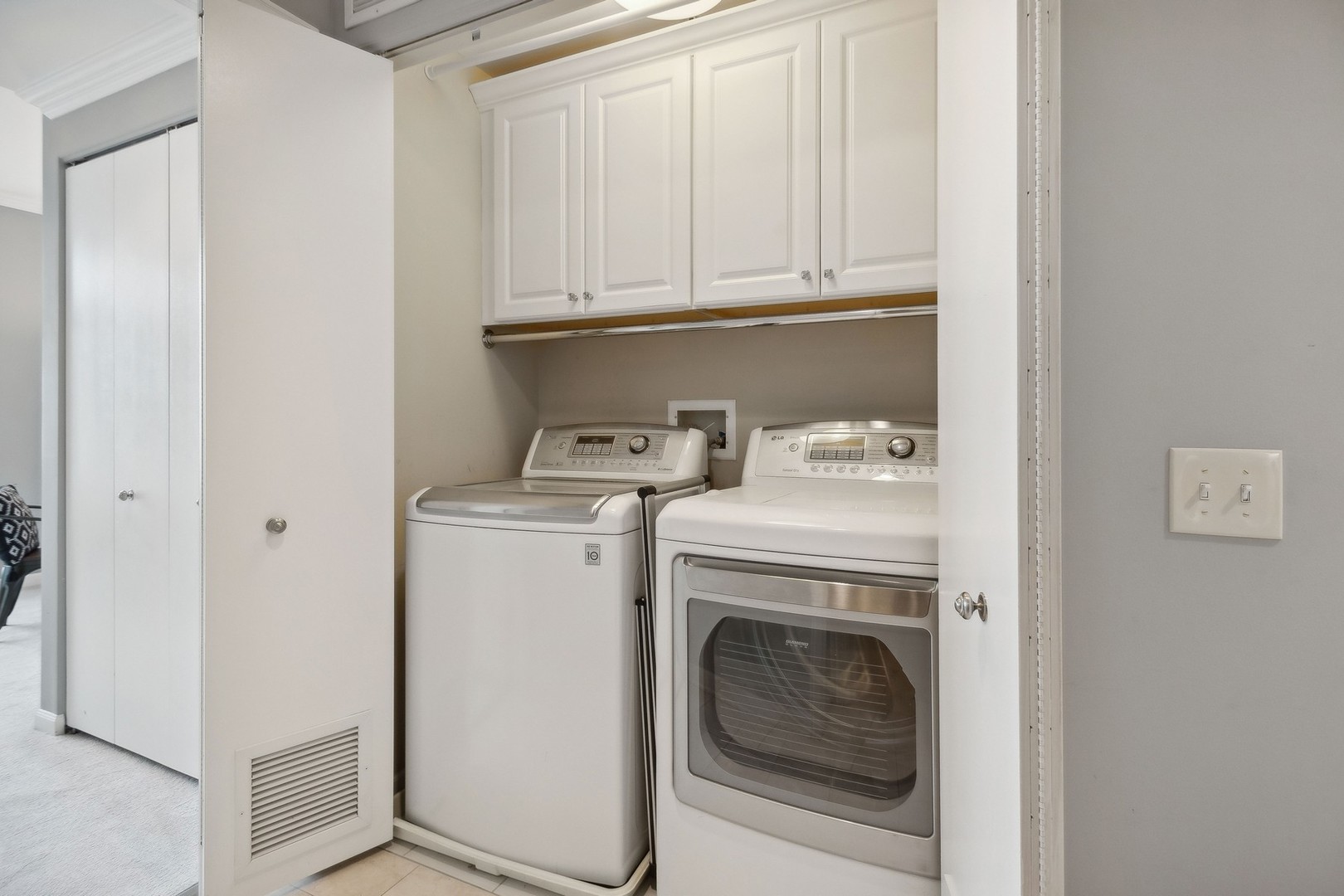 530 N LAKE SHORE Drive Unit: 2009