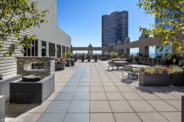 530 N LAKE SHORE Drive Unit: 2009