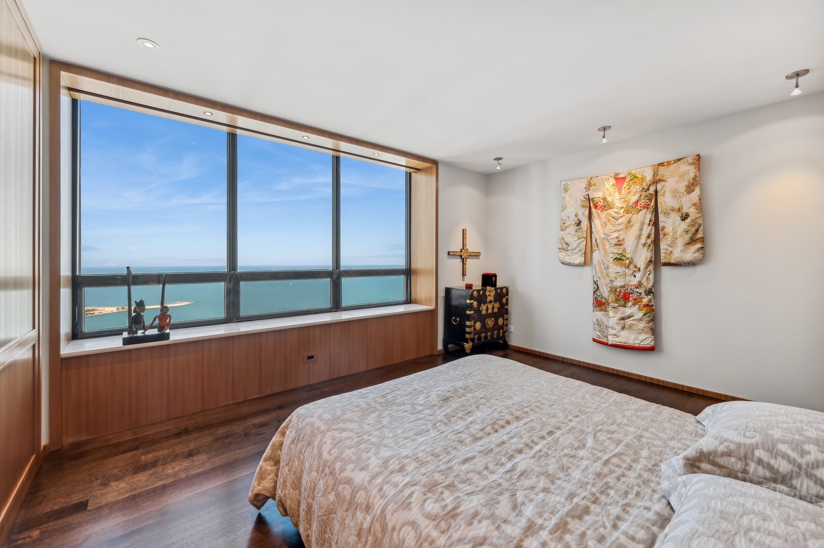 180 E PEARSON Street Unit: 4904