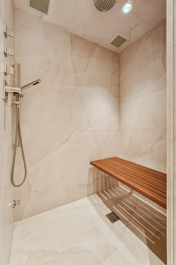 180 E PEARSON Street Unit: 4904