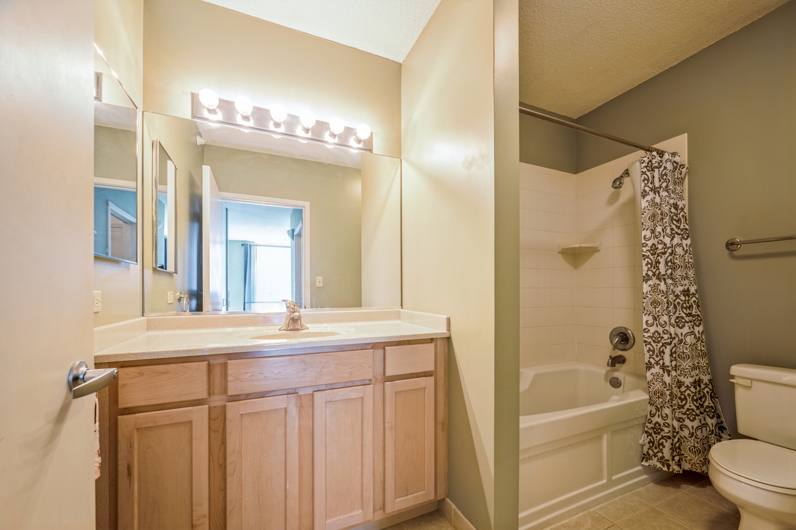 222 N COLUMBUS Drive Unit: 2102