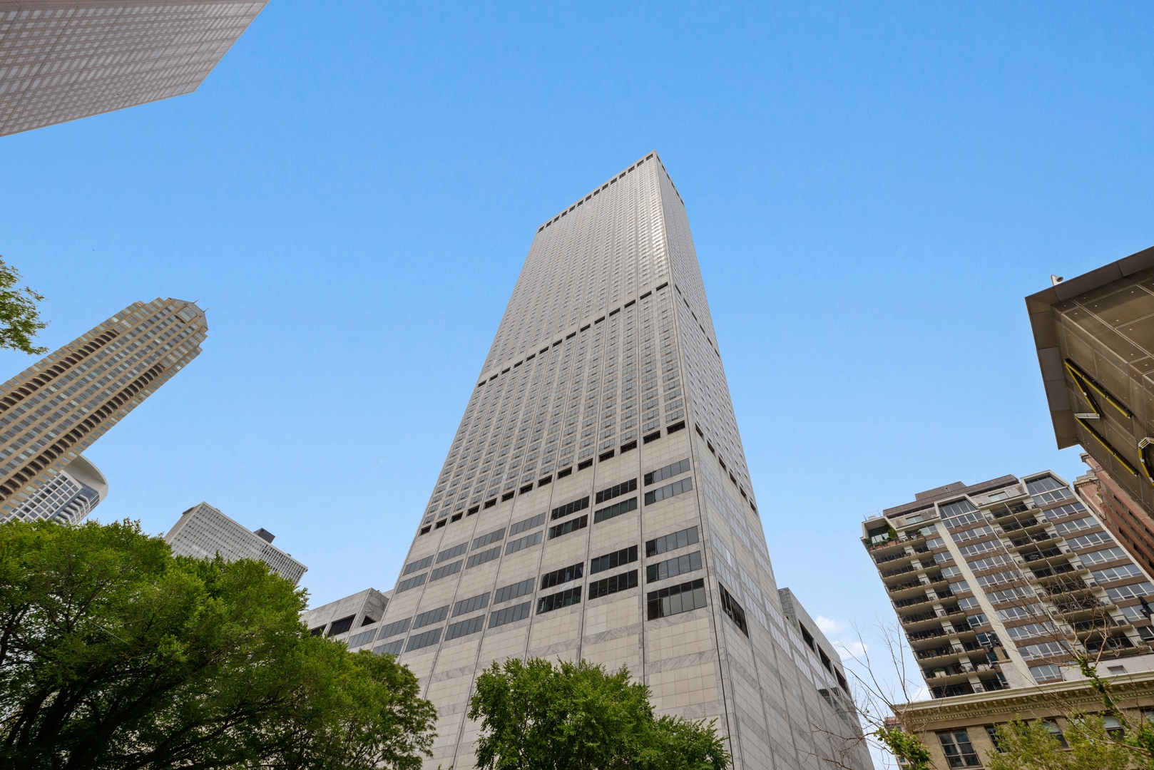 180 E PEARSON Street Unit: 4904