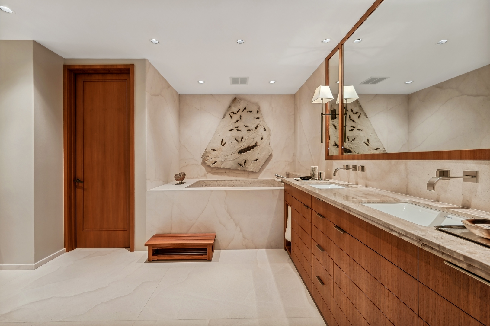 180 E PEARSON Street Unit: 4904