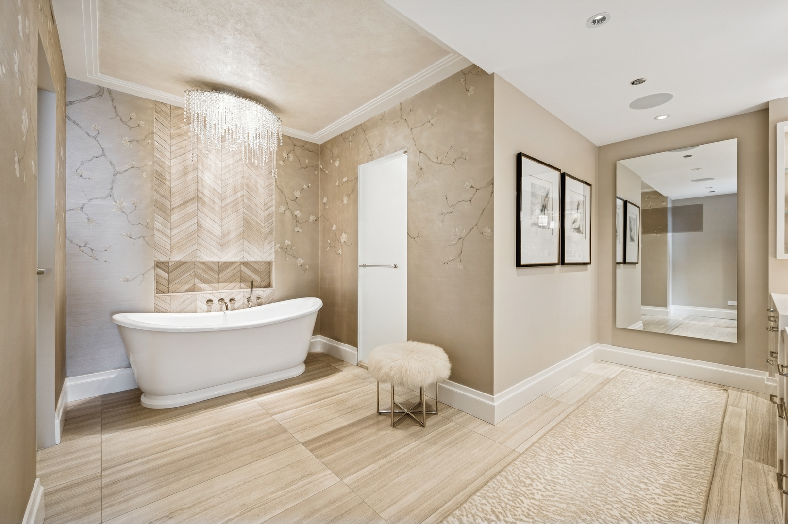 180 E PEARSON Street Unit: 5603